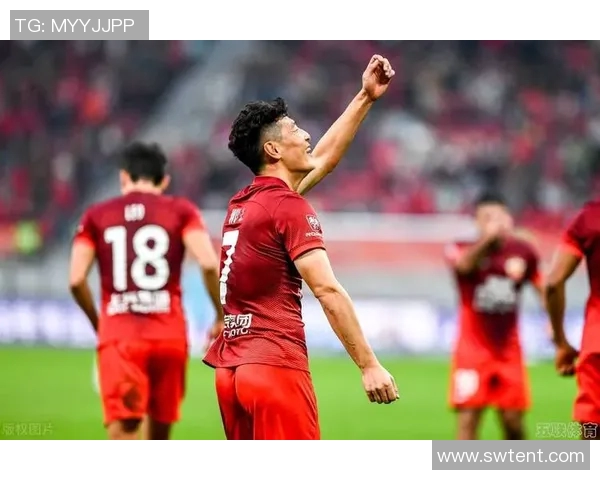 亚冠激战鲁能对阵恒大争夺小组出线权全力以赴展现球队实力